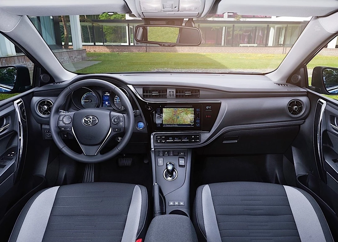 1647762-Toyota-Auris-2017-05.jpg