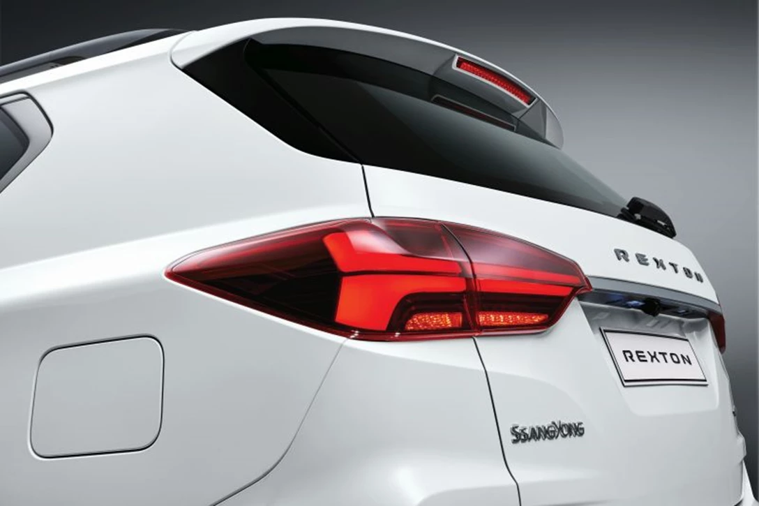 1643606-Y450_Rear lamps.jpg