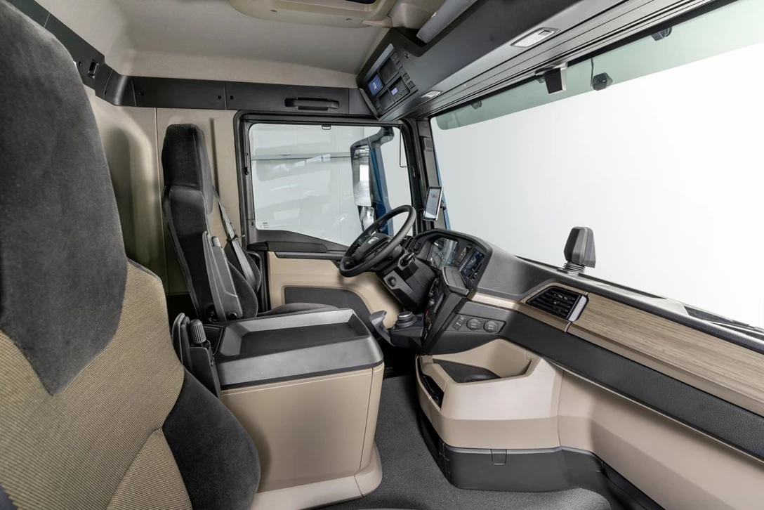 1638839-P_Truck_IOT_New_TGS_Driver_workplace_1.jpg