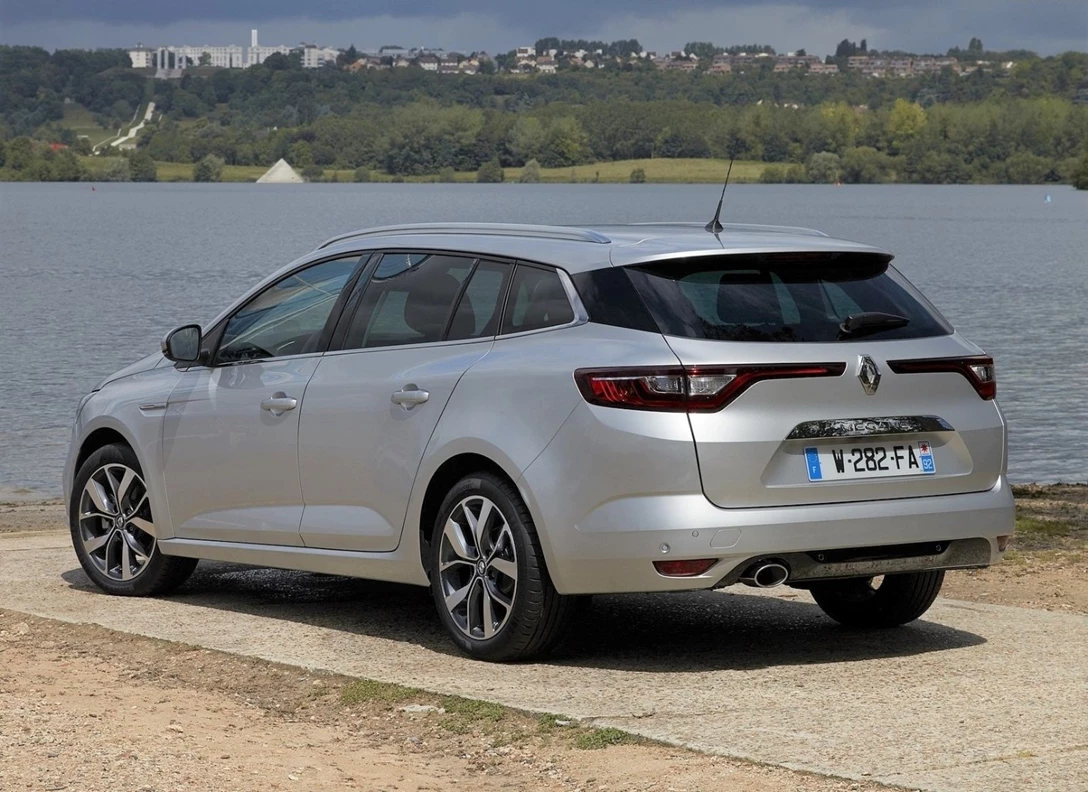 1660717-Renault-Megane_Estate-2021-03.jpg