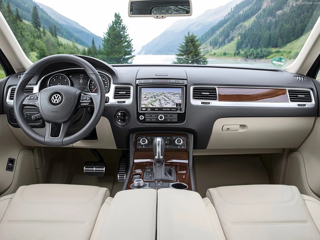 1589229-Volkswagen-Touareg 7.jpg