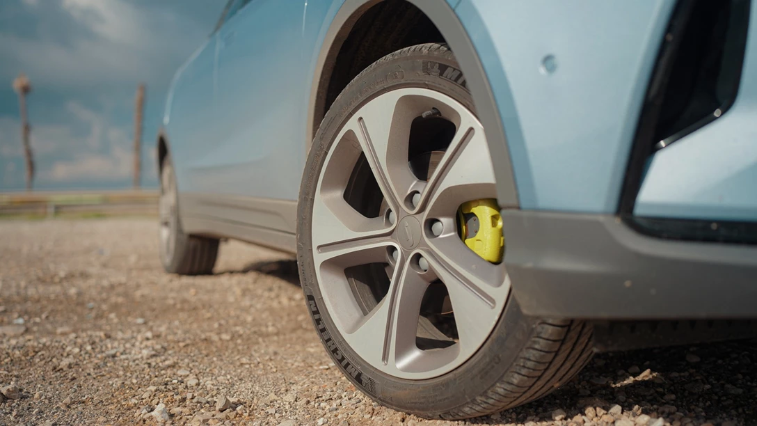 1673494-BYD ATTO 3 vs Geely Geometry C.00_51_46_07.Still053 copy.jpg