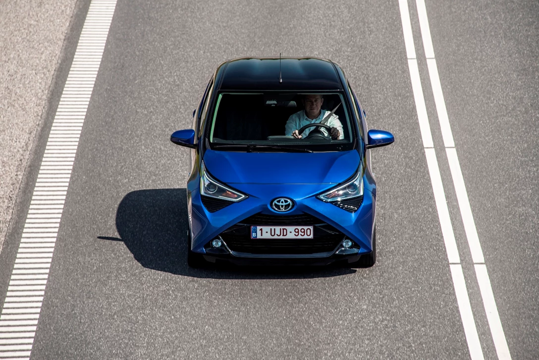 1597145-AYGO_Blue_002.JPG