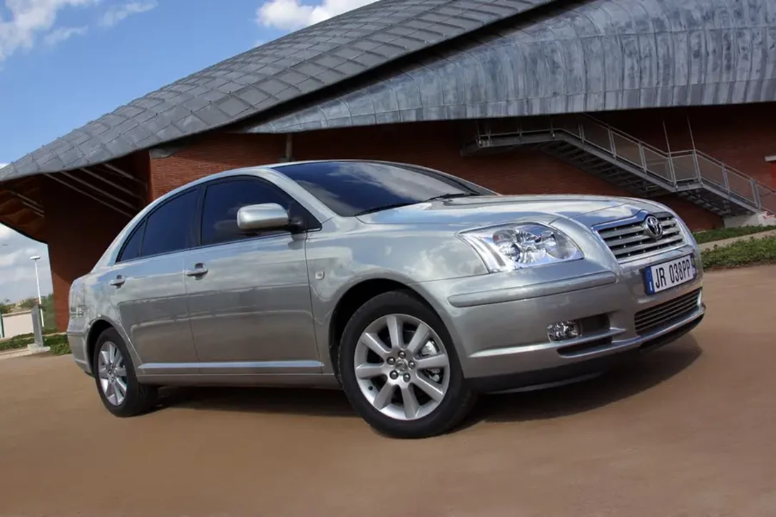 Toyota-Avensis-2004-2006-09.jpg