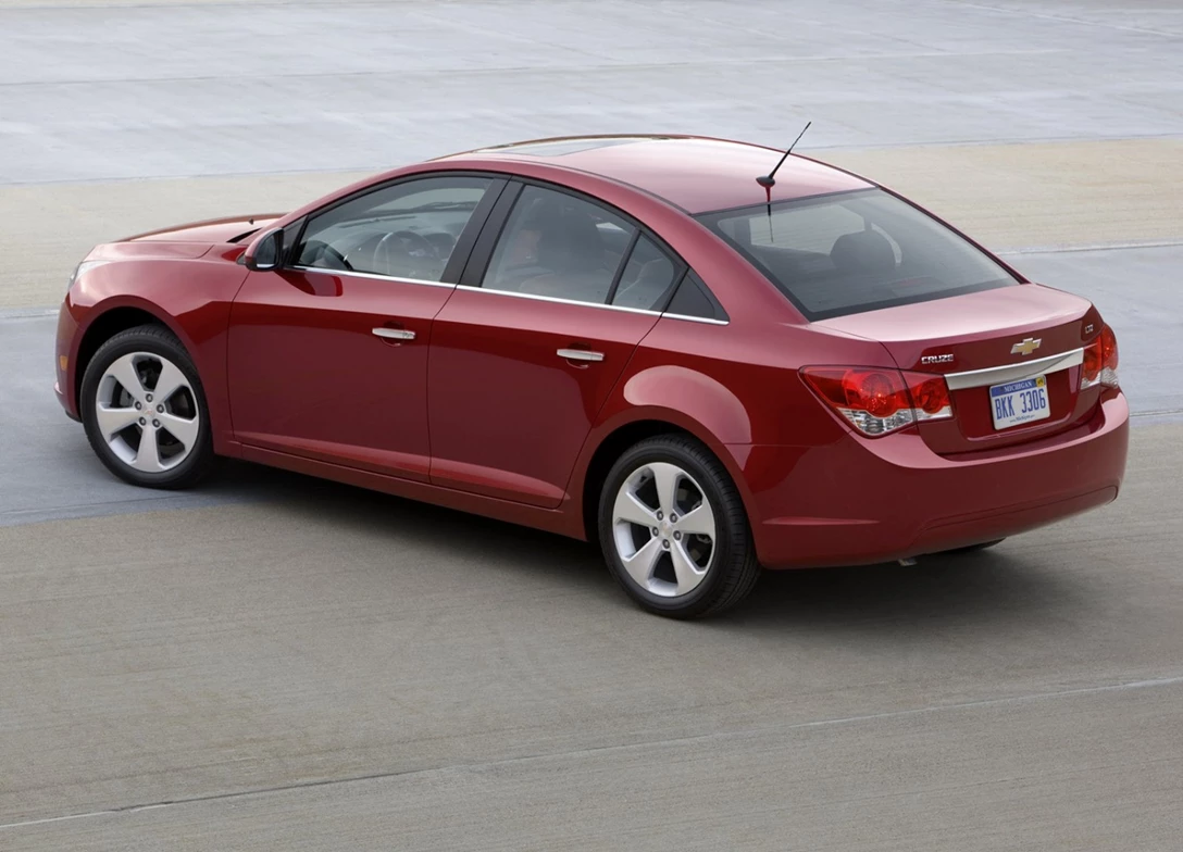 1689268-Chevrolet-Cruze-2013-03.jpg