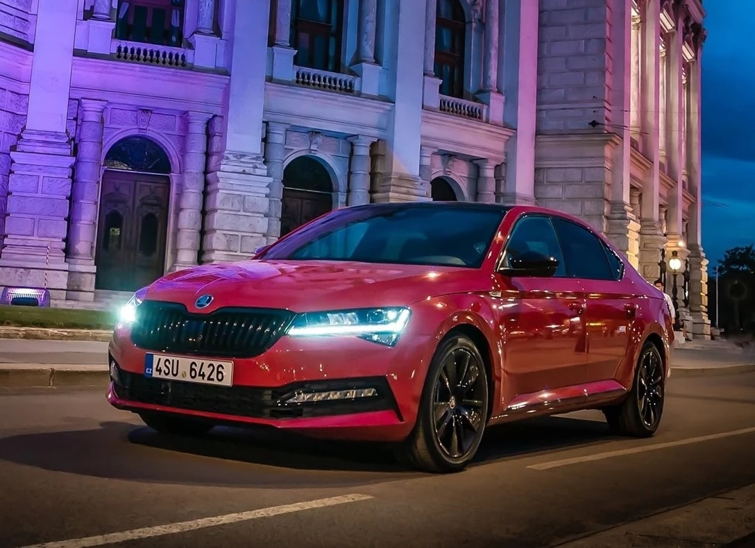 1654878-Skoda-Superb-2021-05.jpg