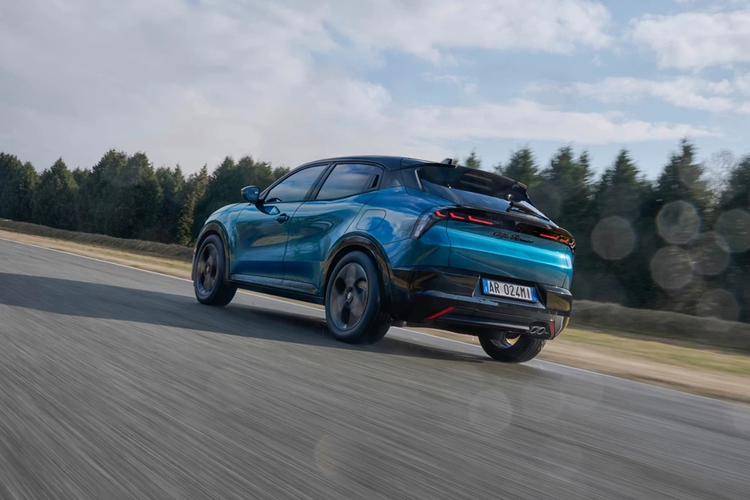 1705060-JuniorIbrida-Exteriors (1).jpg