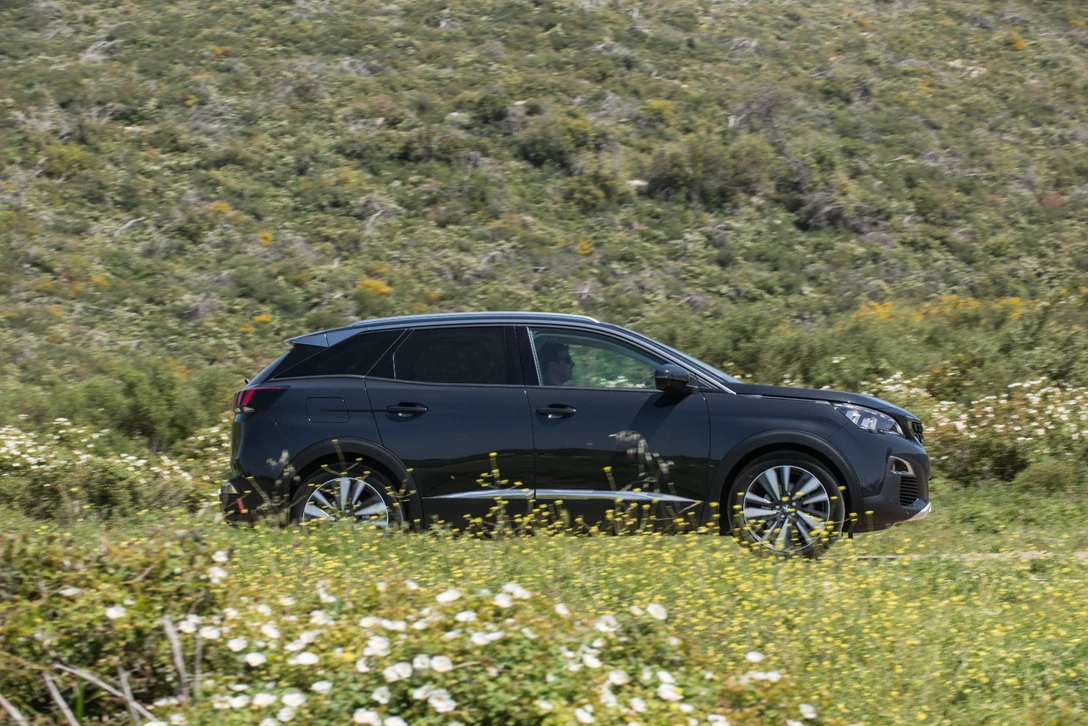 1594308-השוואתי פנאי - יונדאי טוסון מול מאזדה CX-5 מול פיגו 3008 מול קיה ספורטאז (37).jpg