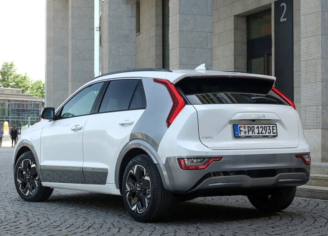1677596-Kia-Niro-2023-02.jpg