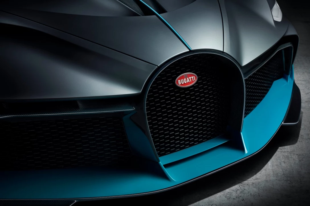 1601414-10_Bugatti-Divo_horseshoe.jpg