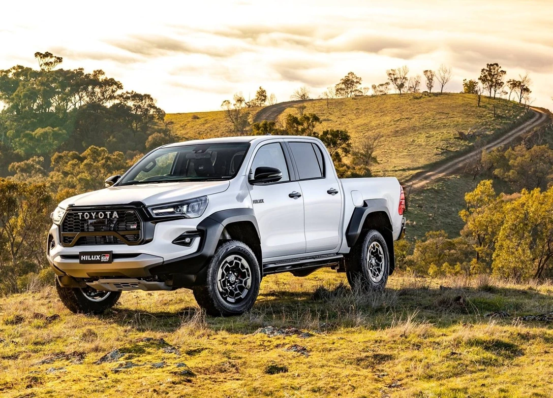 1698931-Toyota-Hilux-2024-00.jpg