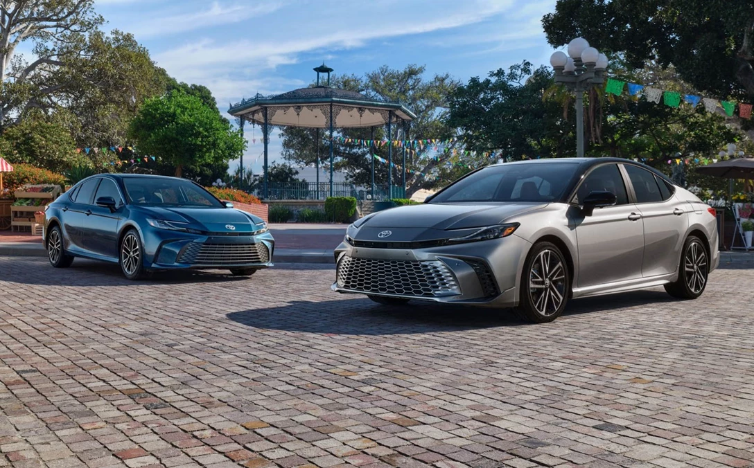 1702511-2025_Toyota-Camry_Group-Shot_HERO.jpg