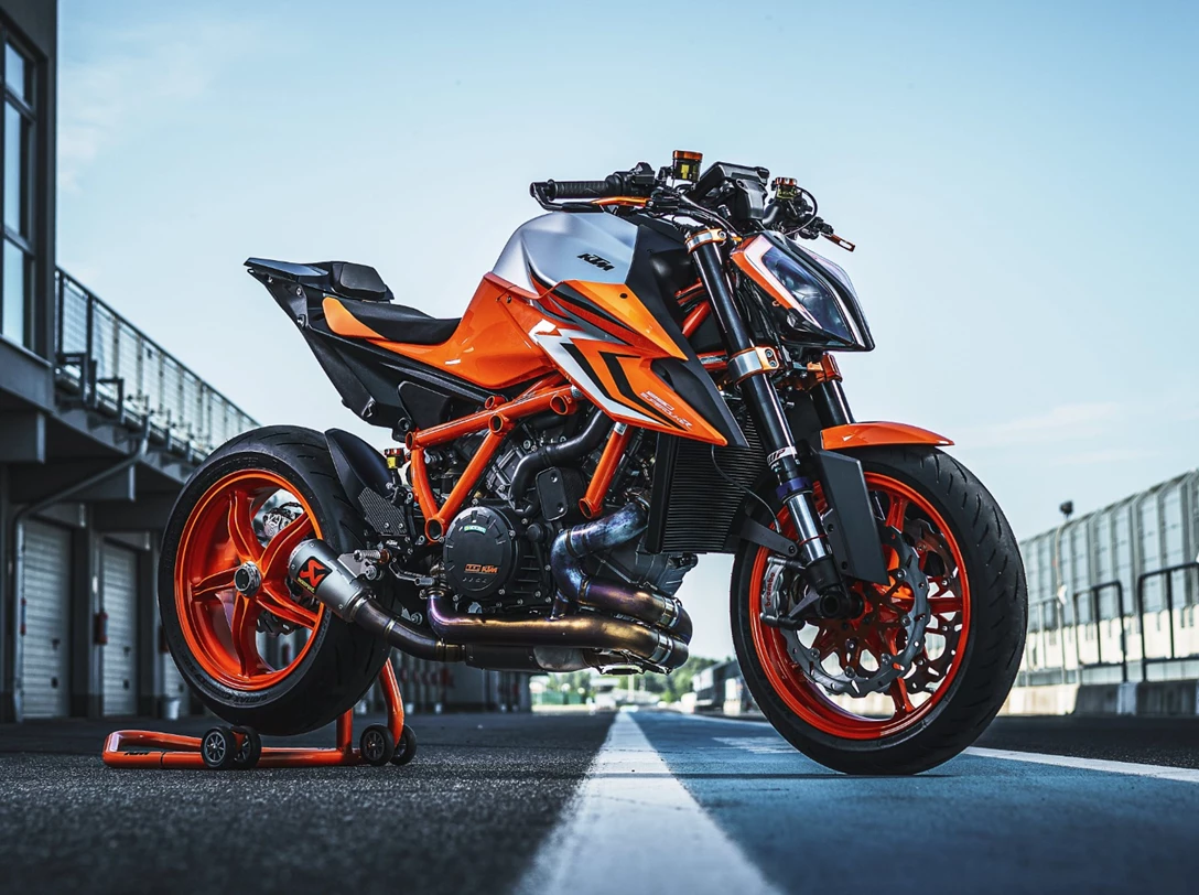 1663414-411558_MY22 KTM 1290 SUPER DUKE R - Cat B_MY22-min.jpg