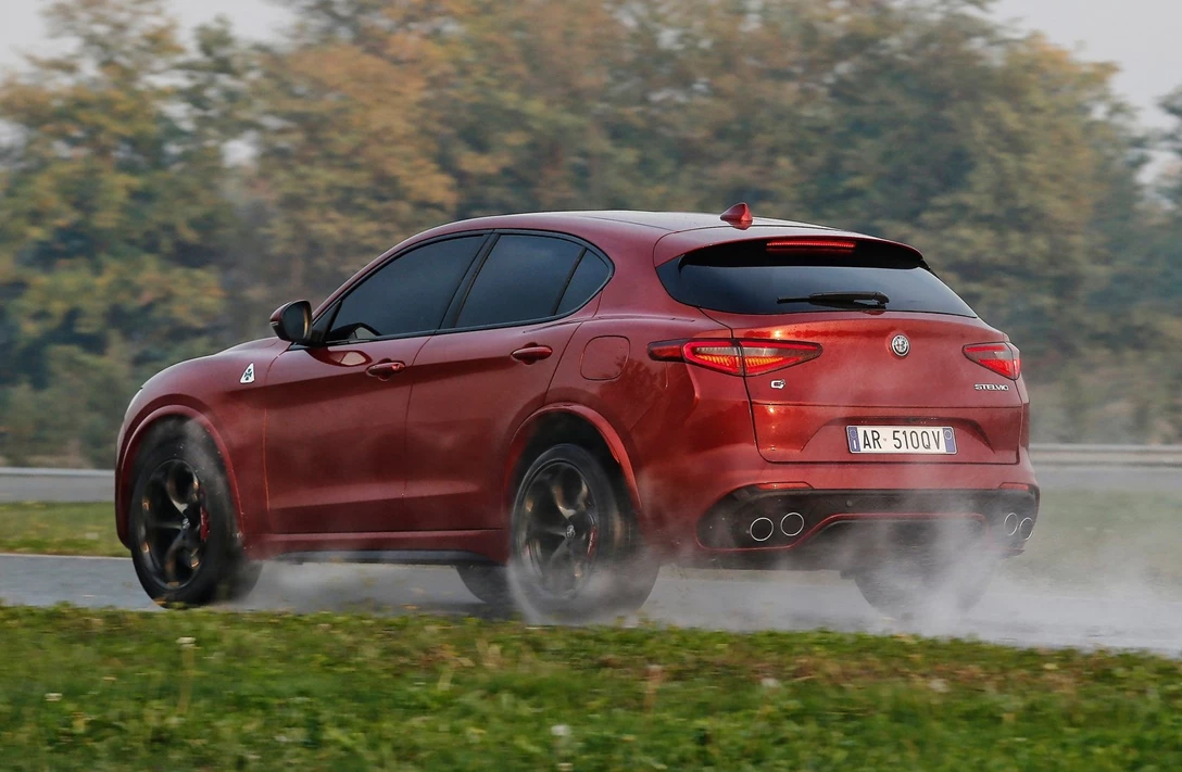 1592919-08-אלפא רומיאו סטלביו תלתן ירוק (10).jpg