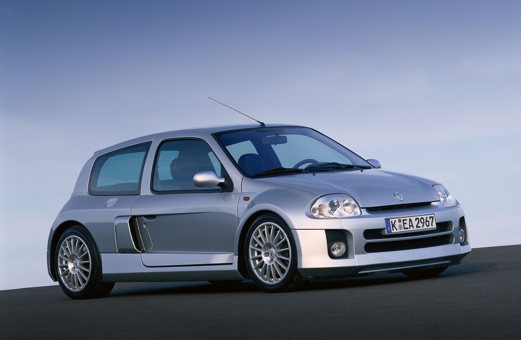 1573254_renault_clio_V6.jpg