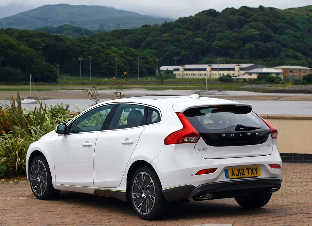1666938-Volvo-V40-2016-02.jpg